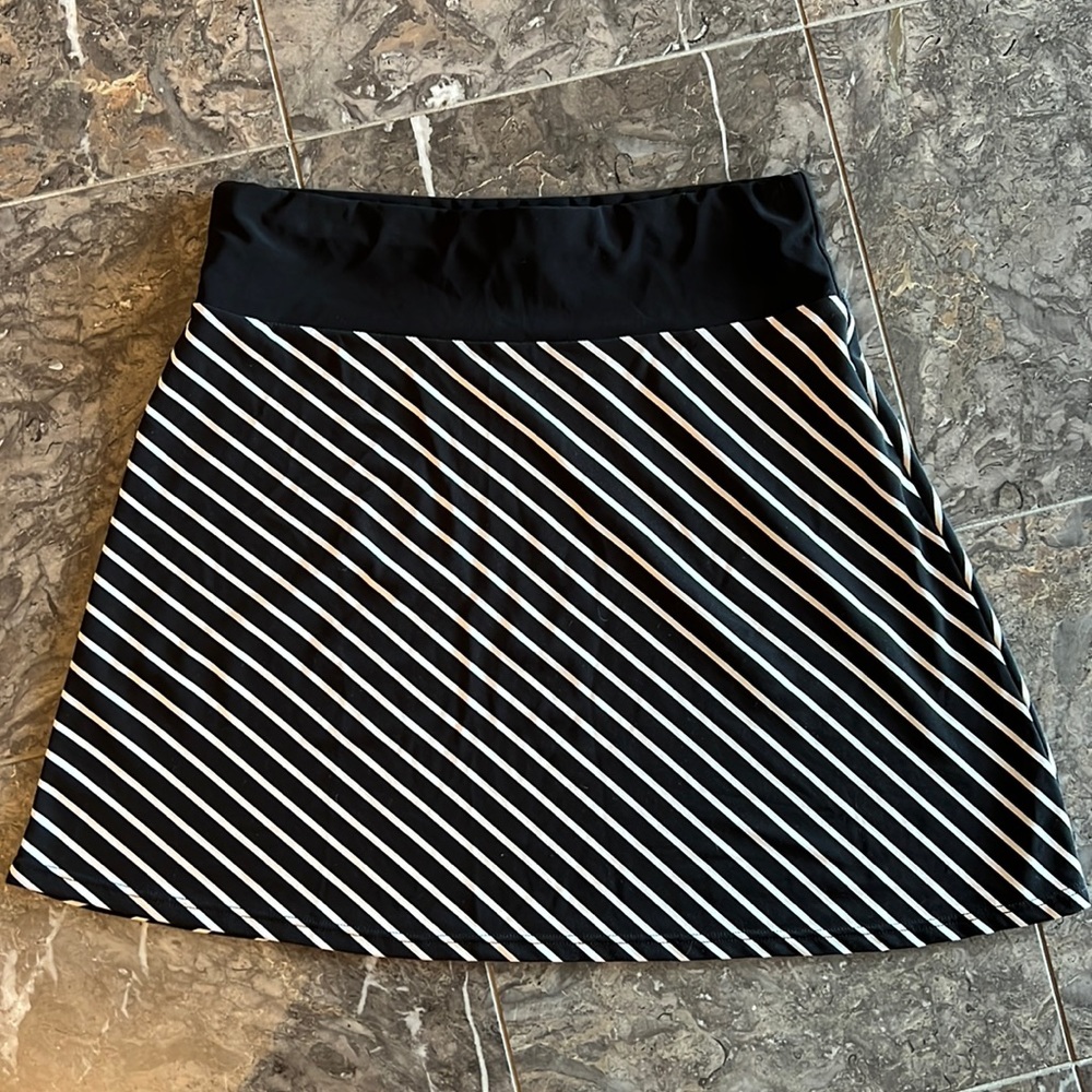 White and black house market skirt